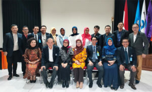 Foto Ketua STIEPAR YAPARI, Prof. Dr. Enok Maryani, M.S., bersama para peserta "Diseminasi Hasil Penelitian, PKM dan Buku Ajar Hibah Internal" - (Sumber: Humas STIEPAR YAPARI)